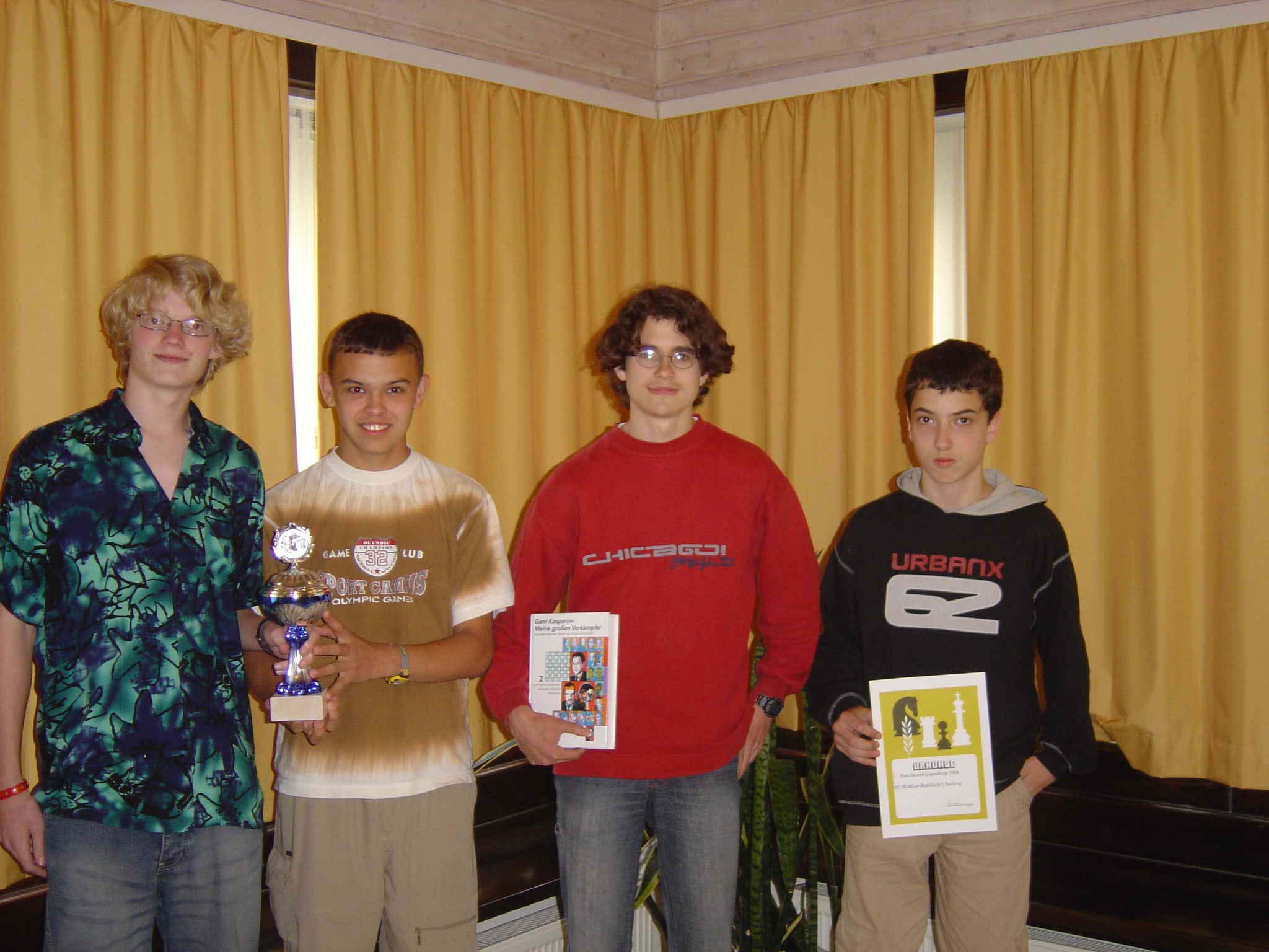 Die erfolgreichen Spieler, von links Jan Paul Haas, Andreas Zimpfer, Morten Lders und Philipp Hecker freuen sich ber den Sieg. Verdient nahmen sie den Siegerpokal und ein Buch von Garri Kasparow in Empfang.
