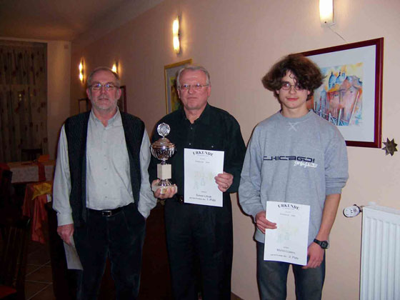 Die Sieger der Vereinsmeisterschaft 2004, von links Frank Bruchmller (3. Platz), Sieger Simon Litvak und Morten Lders (2. Platz). Nicht abgebildet ist Joachim Pade, der ebenfalls den 3. Platz belegte.
