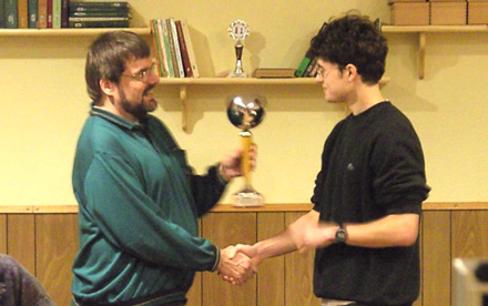 Turnierleiter Andreas Fichtl von den Schachfreunden Wetzlar (links) berreicht Morten Lders den Siegerpokal der offenen Wetzlarer Stadtmeisterschaften 2006.
