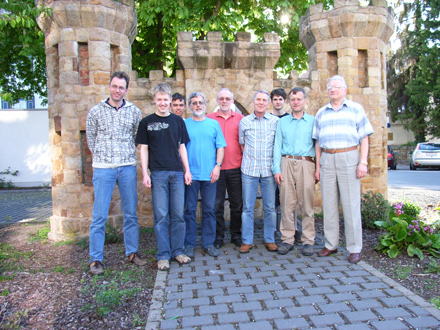 Die Bezirksliga-Meister vom Schachclub Butzbach (von rechts) Simon Litvak (Brett 5), Christian Heymann (6), Morten Lders (1), Alfred Budeck (7), Frank Bruchmller (8), Wolfgang Kee (2), Andreas Zimpfer (4), Tobias Meuser (R) und Andreas Mirbach (R). Nicht abgeildet sind Thomas Linsenbold (3) und Marten Becker (R).

