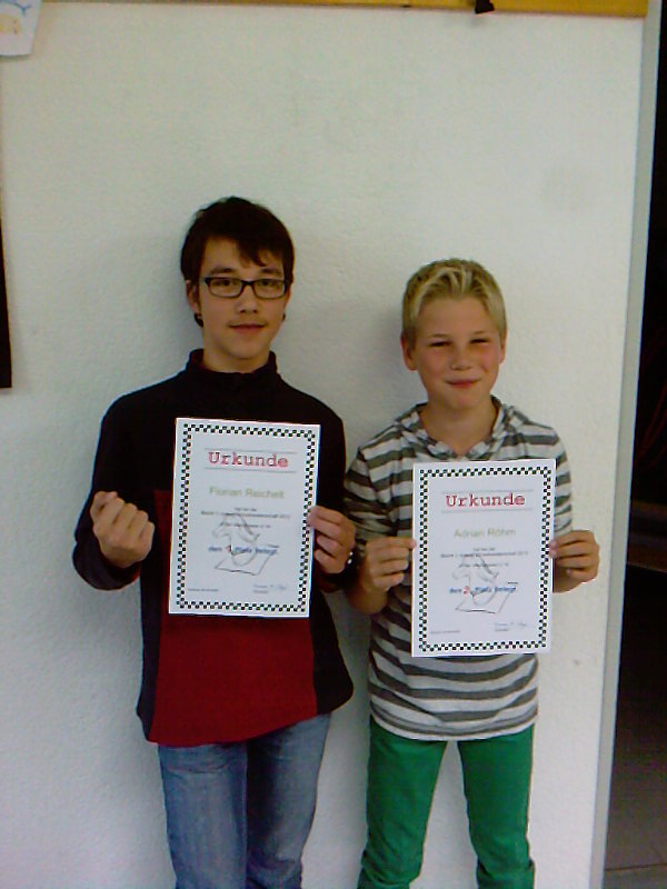 Stolz zeigen die Butzbacher Teilnehmer Florian Reichelt (links, Sieger U14) und Adrian Rhm (2. Platz U10) ihre Urkunden