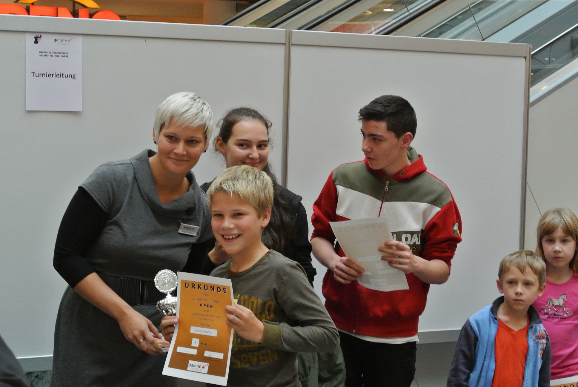Adrian Rhm (vorne im Bild) gewinnt das U10-Turnier der Galeria Kaufhof und zeigt stolz seine Urkunde