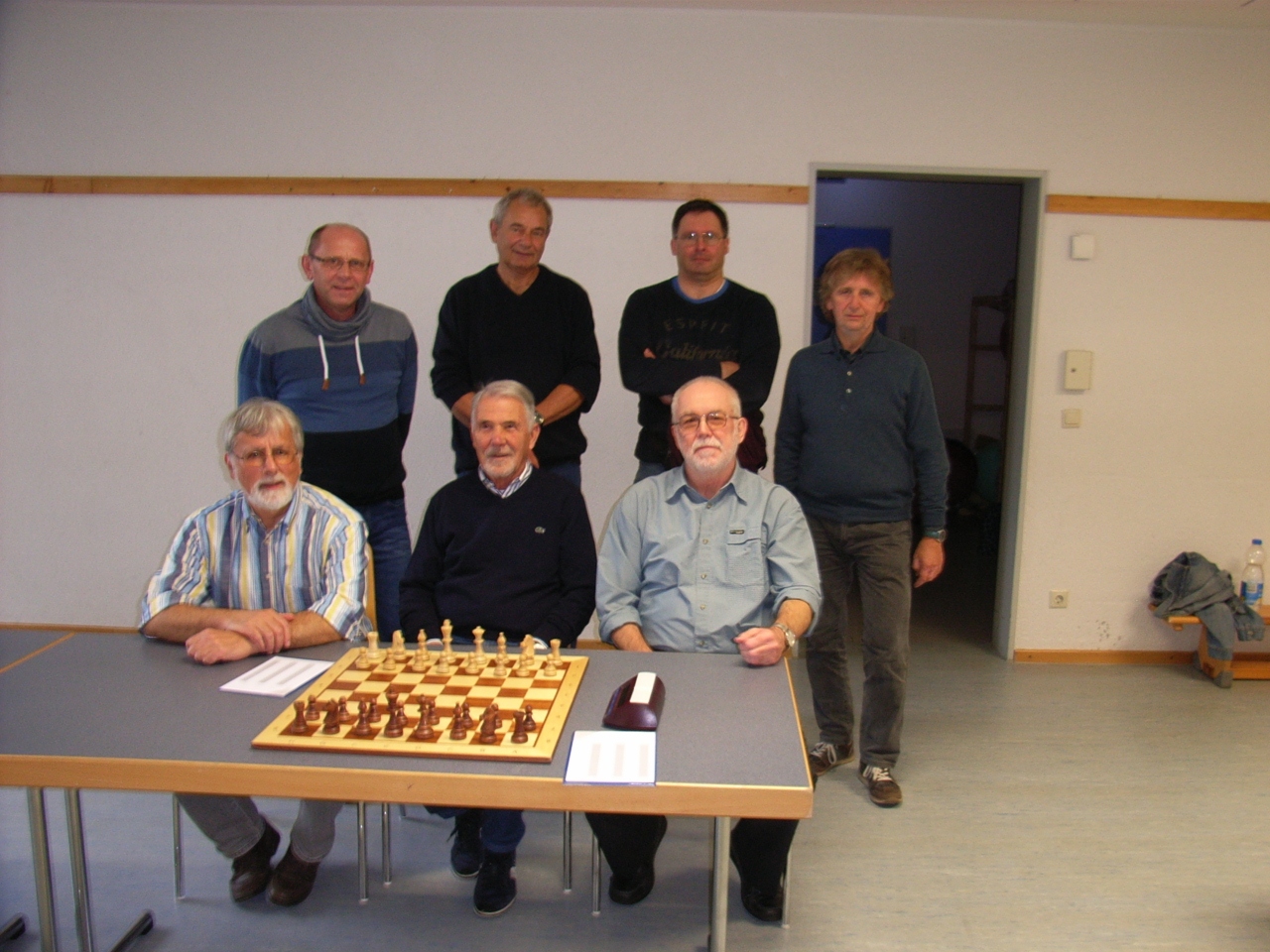 Das erfolgreiche Team, stehend von links Joachim Woitzik (Brett 3), Thomas Linsenbold (2), Enrico Lussetti (4) und Ewald Berger (1), sitzend v.l. Wolfgang Keeß (5), Alfred Budeck (R) und Frank Bruchmüller (6) gewann gegen den Strf. Großen-Buseck 1 mit 5:1