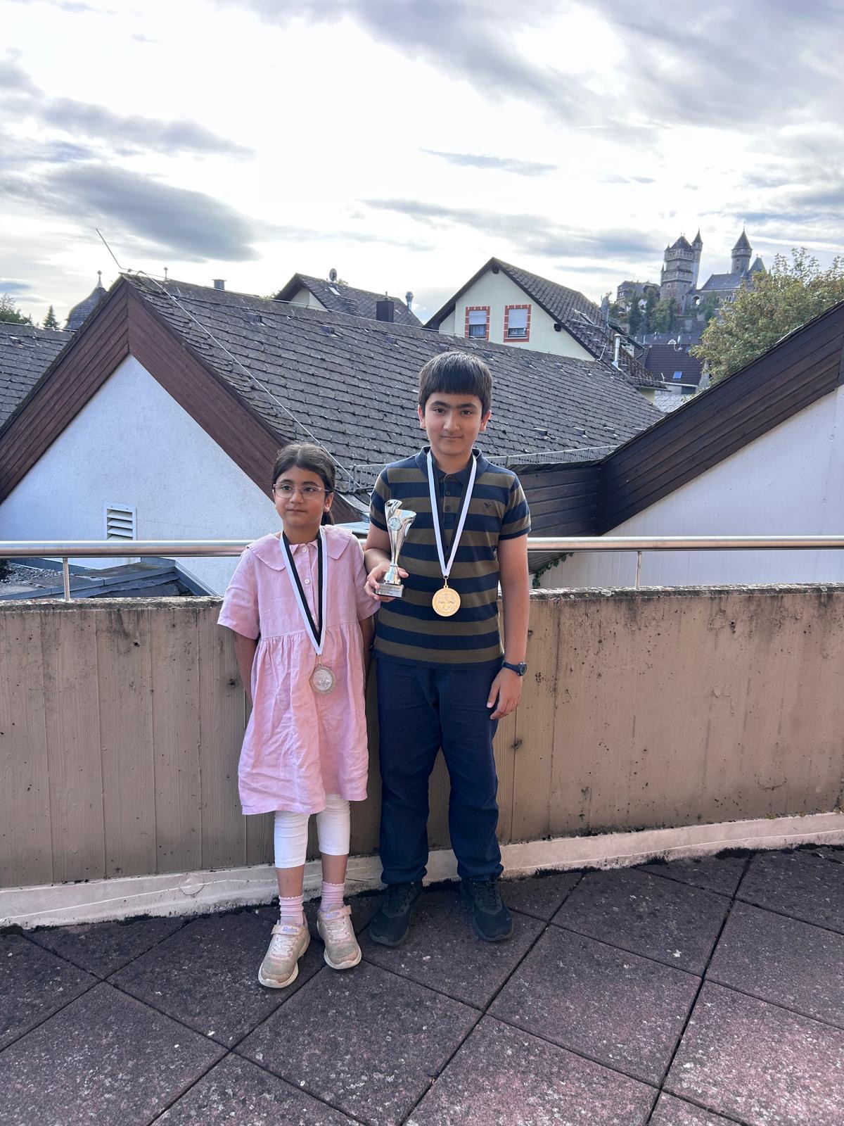 Nasir Tayyab, der in der 1. Mannschaft das Spitzenbrett spielte, hält stolz den Pokal. Neben ihm seine jüngere Schwester Yashal Fatima, die erfolgreich in der 2. Mannschaft antrat.